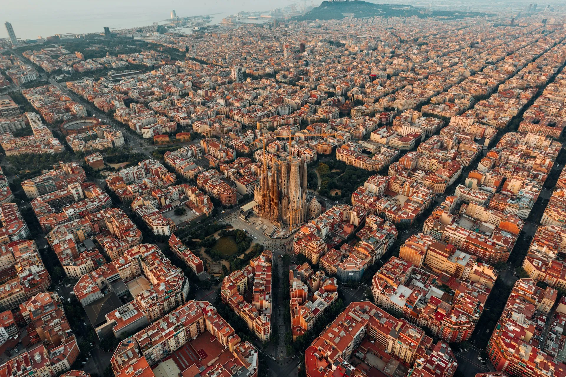 Vista aérea del paisaje urbano de Barcelona mostrando el distrito del Eixample con sus manzanas octogonales