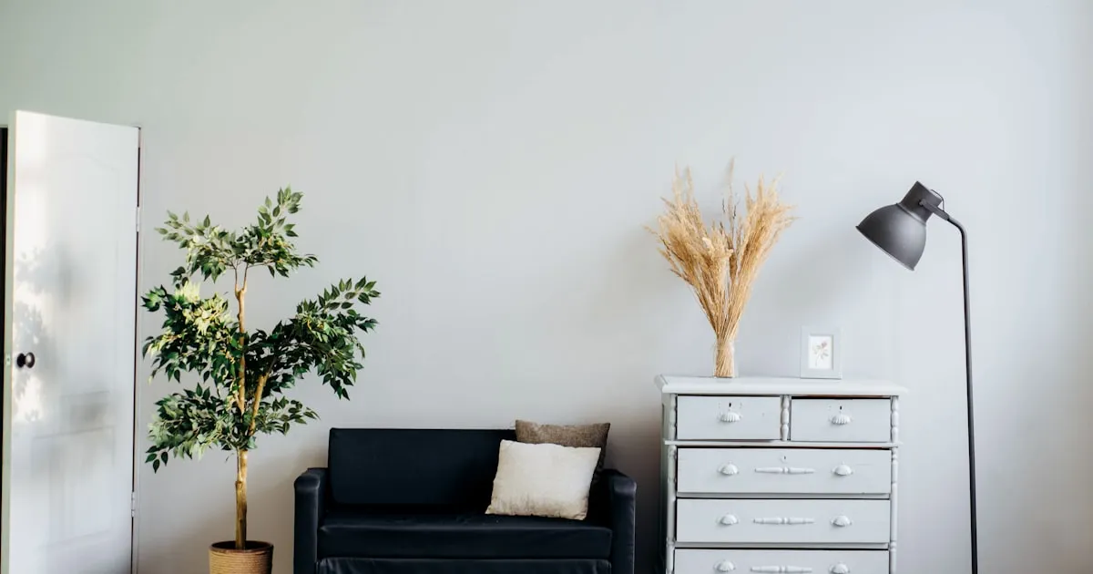 Salón luminoso de piso moderno con decoración neutra ideal para venta