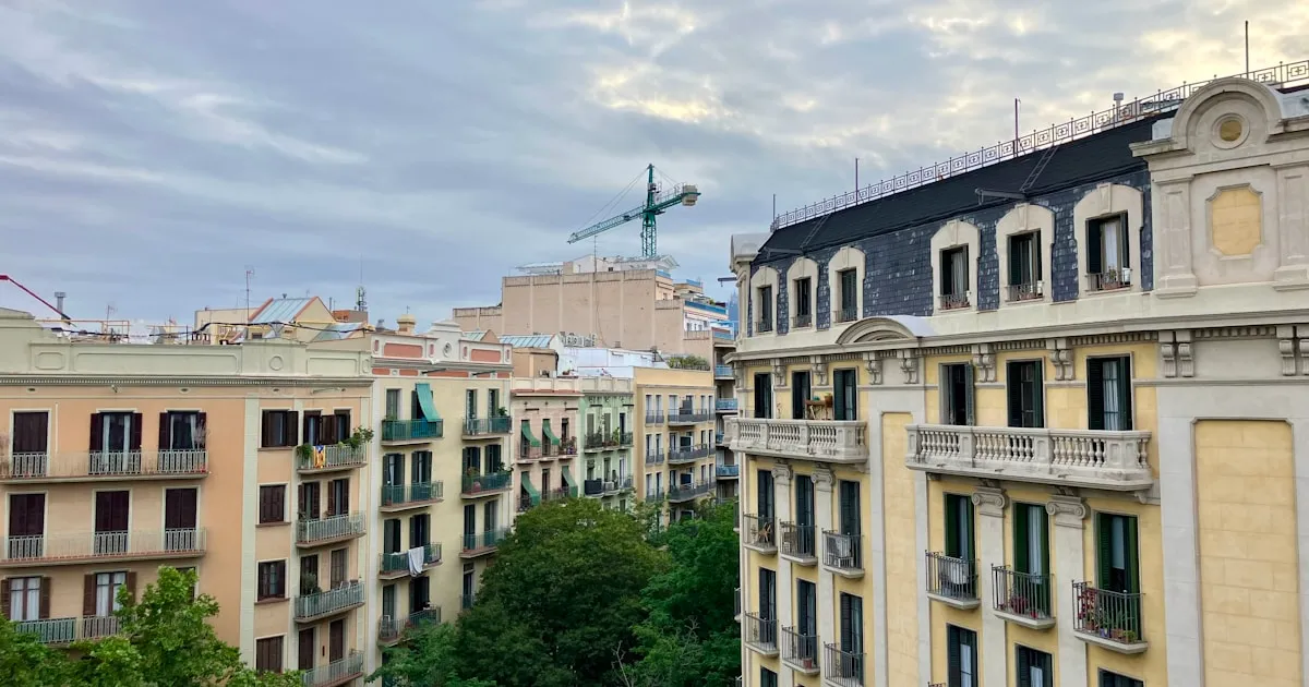 Fachadas residenciales de Barcelona con balcones típicos vistas desde la calle