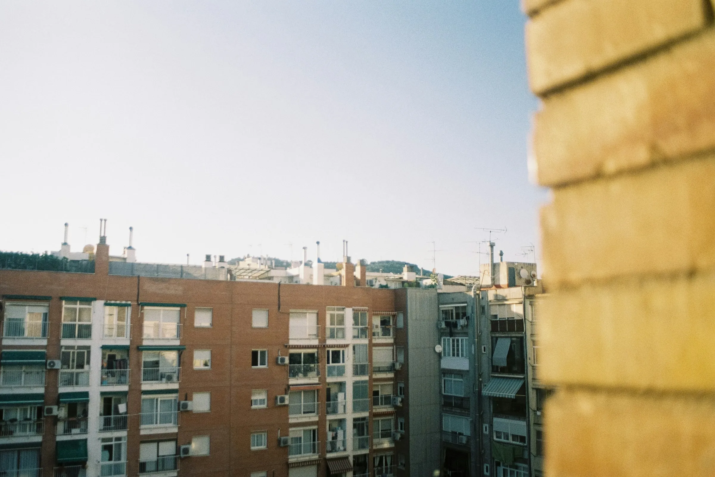 Edificios residenciales de Barcelona bajo cielo despejado, con balcones y fachadas urbanas