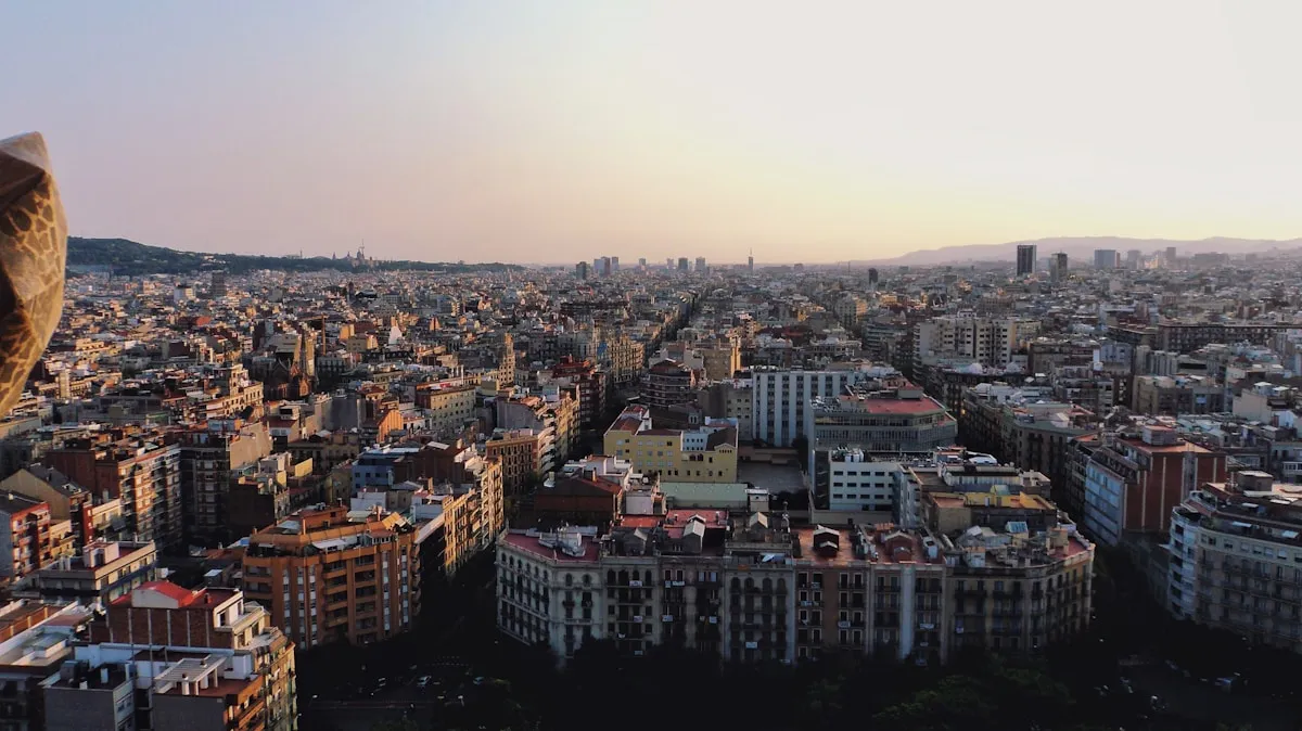 Vista aérea del distrito del Eixample de Barcelona al atardecer mostrando los edificios residenciales