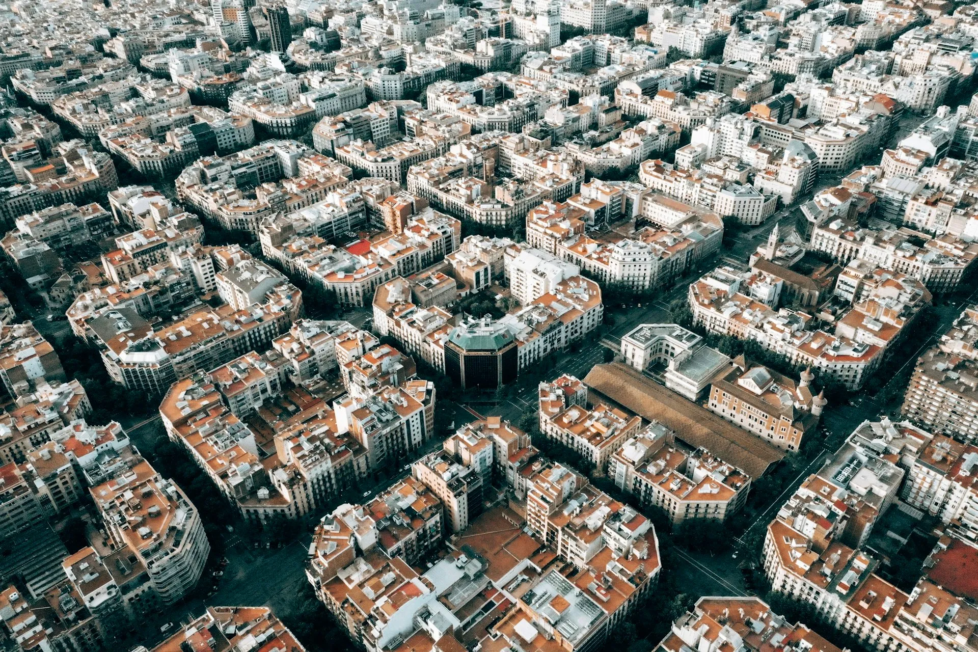 Vista aérea del distrito del Eixample en Barcelona con sus manzanas octogonales características